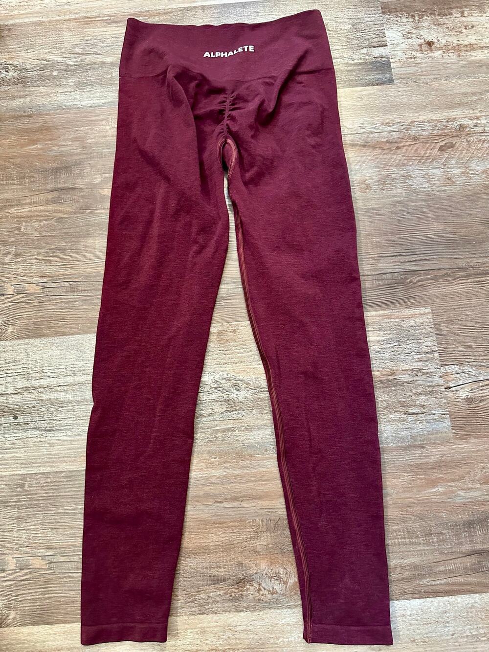 Alphalete Butt lifting compression leggings in maroon/burgundy size Medium EUC